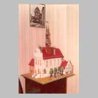 111-1054 Modell des Wehlauer Rathauses. Hergestellt von den Sonderschuelern aus Kaltenkirchen. Das Modell steht im Wehlauer Heimatmuseum in Syke.jpg
